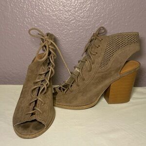 Altar’d State Taupe/Olive Suede Lace Up Cut Out Block Heels Size Women’s 9 VGUC